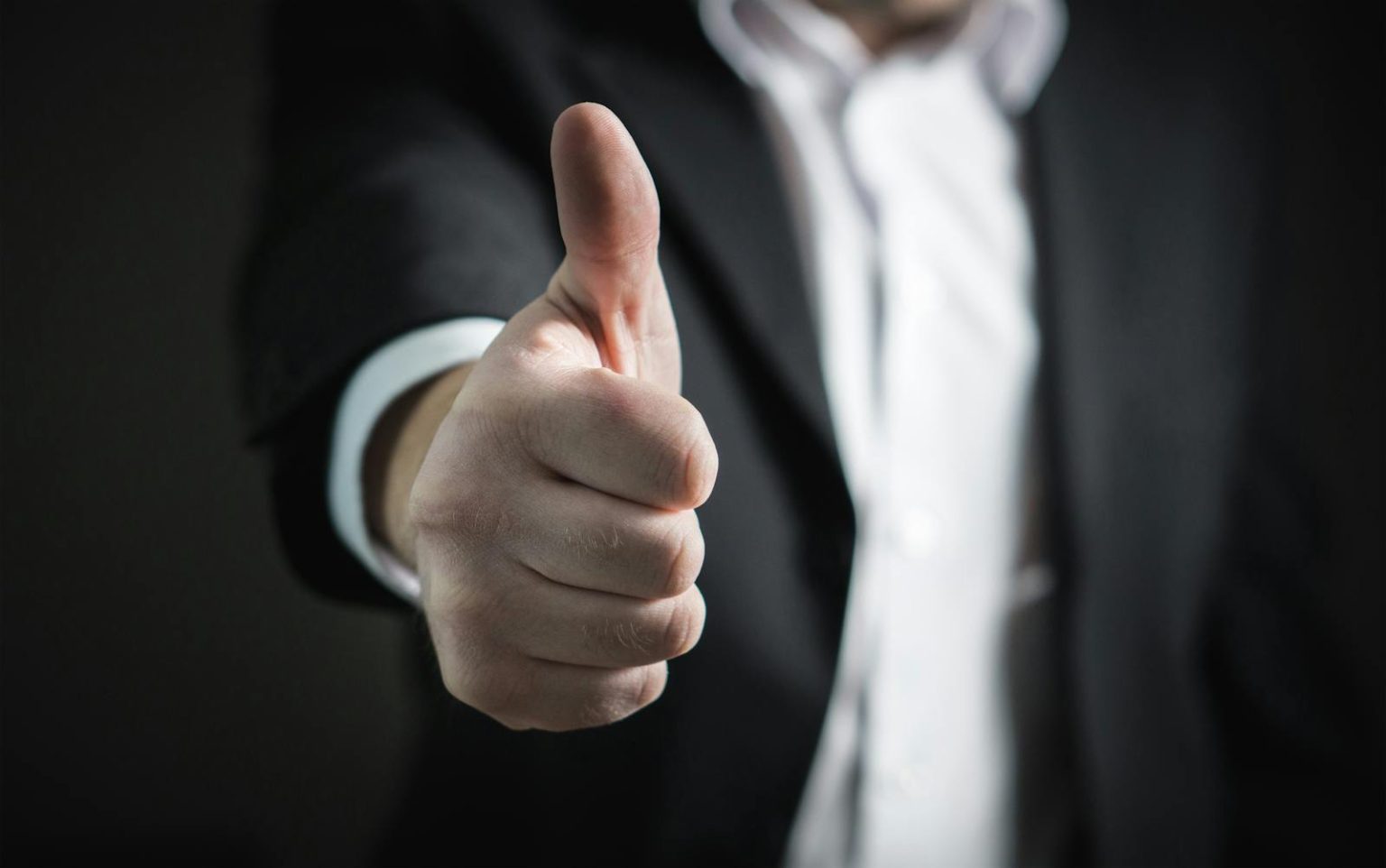 Forum des affaires UE-Pacifique : l’UE cherche de nouveaux horizons. Analyse d’Avi Itzkovich A close-up of a man's thumbs up gesture, symbolizing success and agreement.