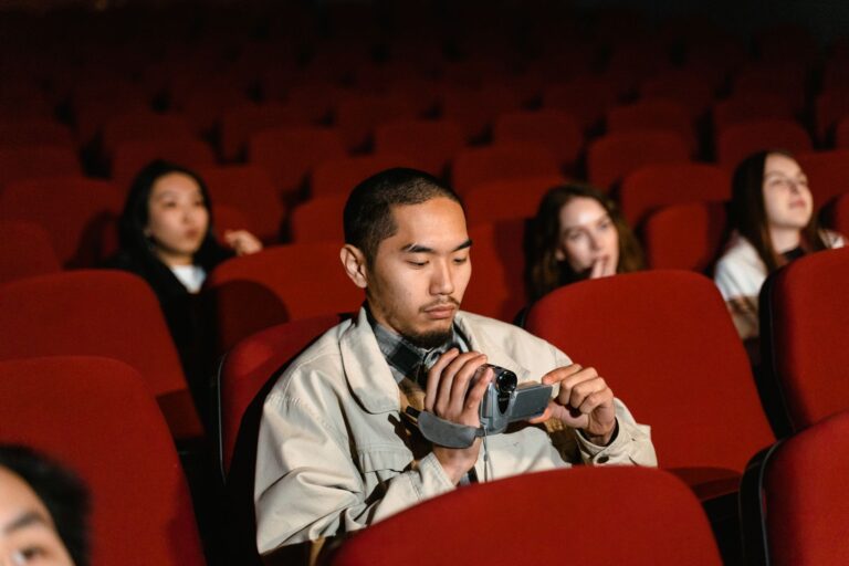 Cinéma et réseaux sociaux : comment les jeunes pèsent sur la fréquentation des salles