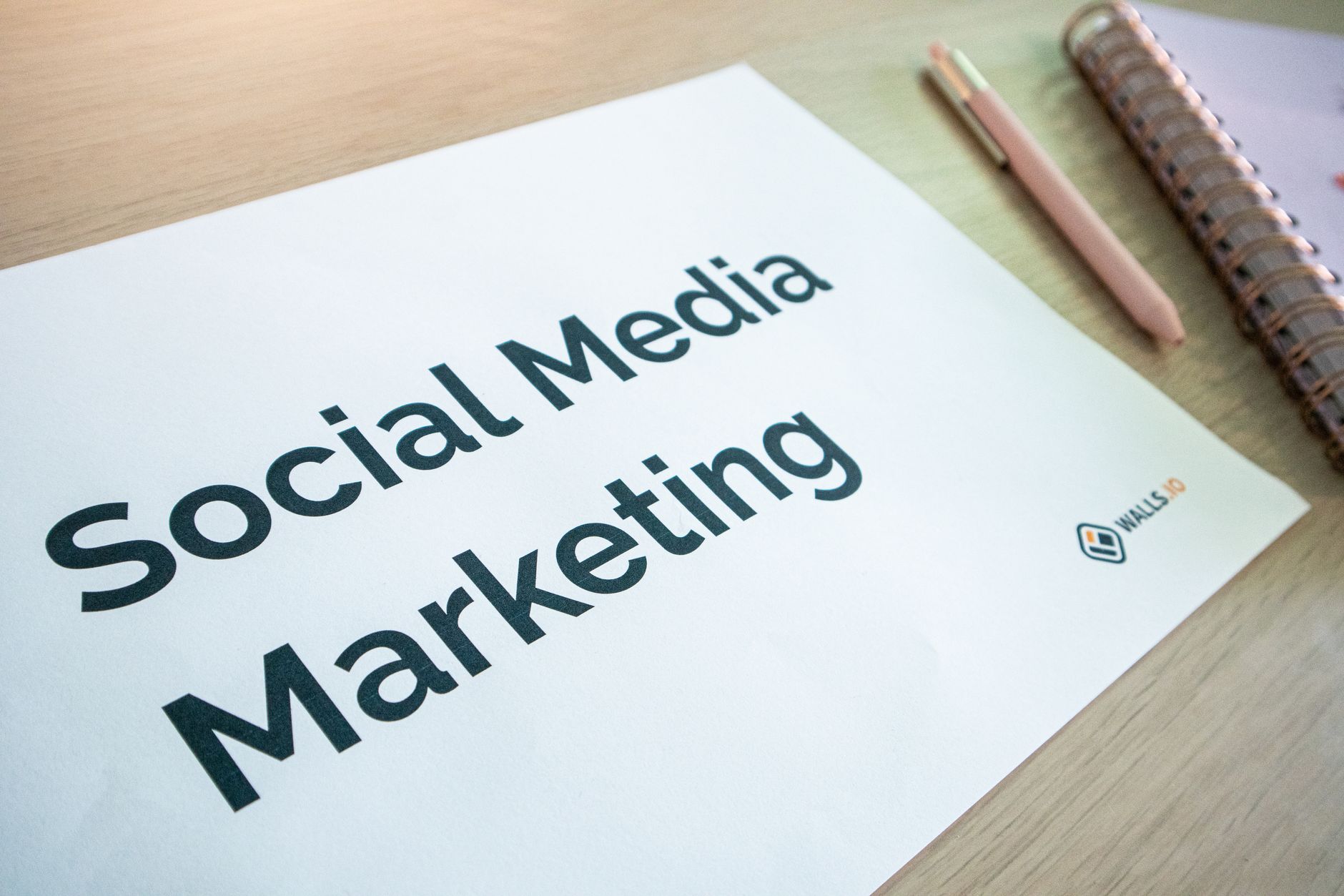 Gros plan d'un document de marketing sur les médias sociaux sur un bureau avec un stylo et un carnet.